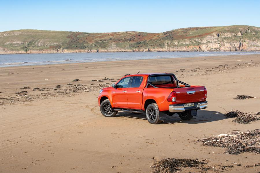  Toyota Hilux Invincible X Double Cab 2018 года  (UK) (фото 15 из 40)